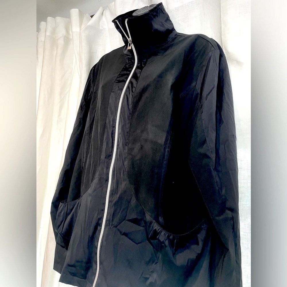 💥3/$30💥 Zynergy by Chicos Black Windbreaker w White Zipper Golf Outdoors